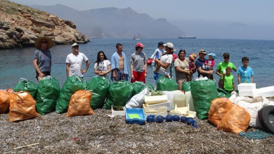 Los voluntarios de ANSE con varios sacos de basura en Cabo Tiñoso