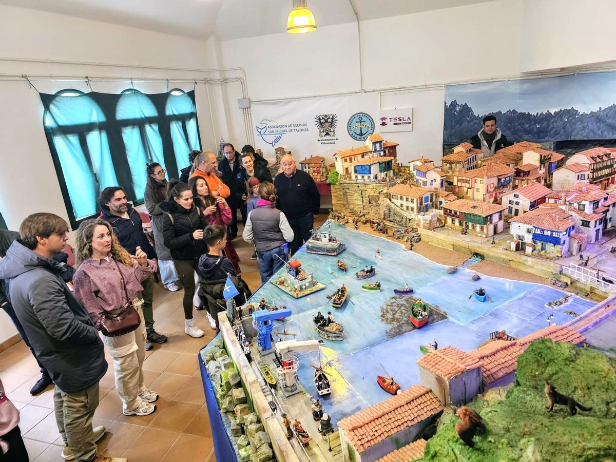 Visitantes, admirando la maqueta, esta Semana Santa.