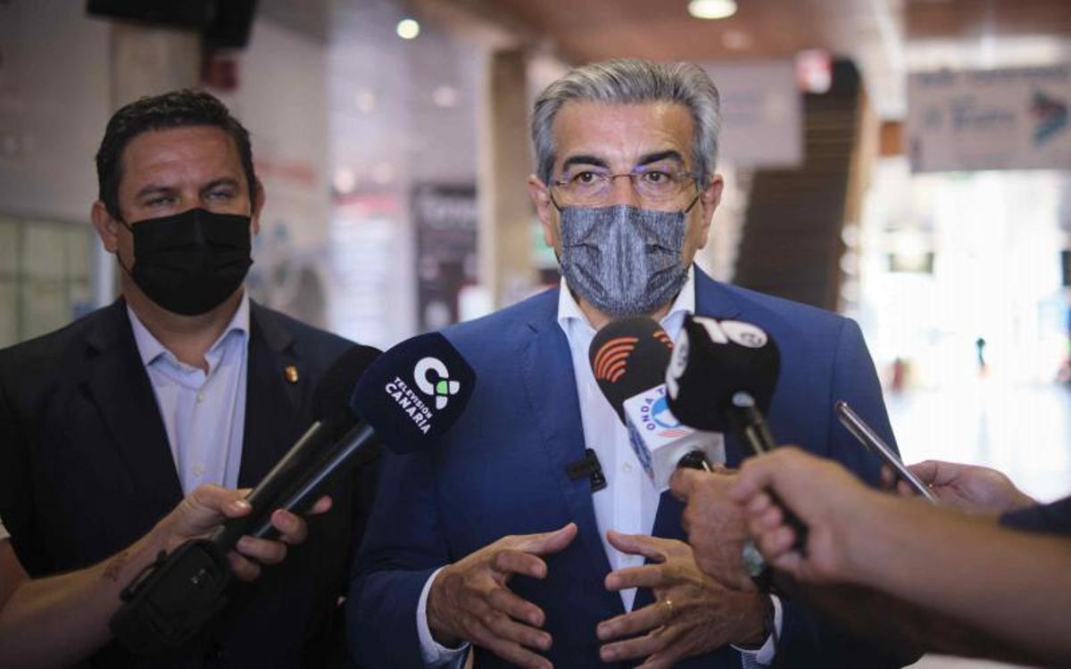 Román Rodríguez visita el Puerto de Los Cristianos