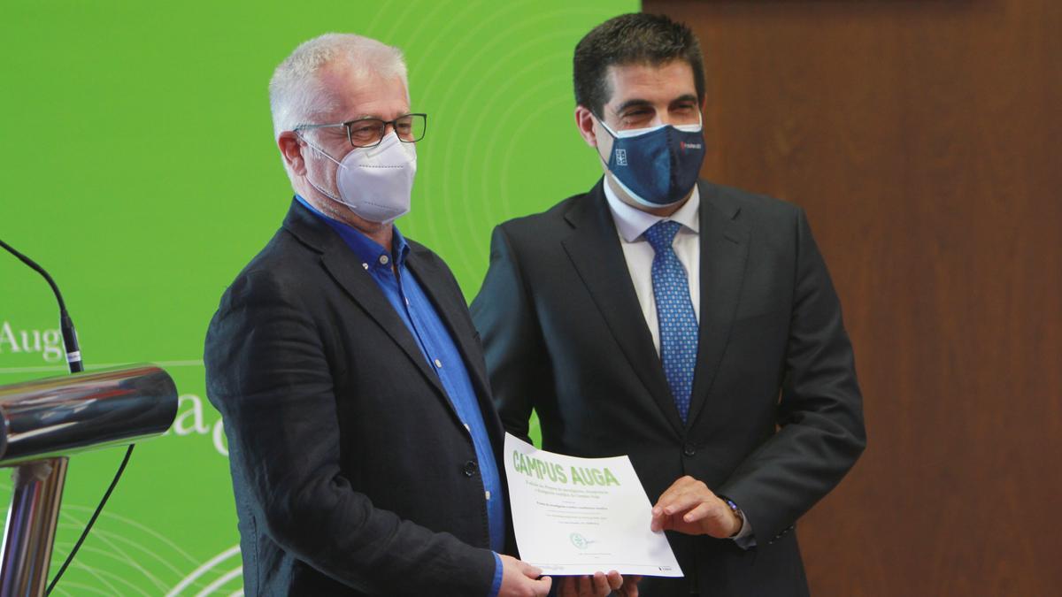 Arno Fornella recibe el diploma, entregado por Gabriel Alén, delegado de la Xunta.