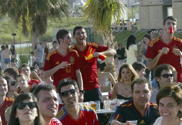 La afición zaragozana apoya a España en su debut en Las Playas