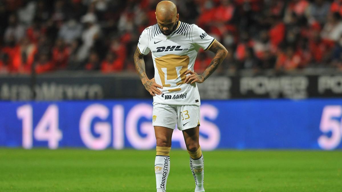 Dani Alves, en un partido con los los Pumas UNAM.