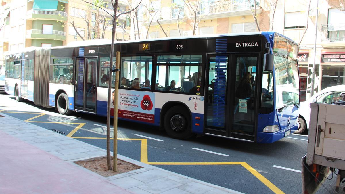 Un autobús de la línea N24 en San Vicente