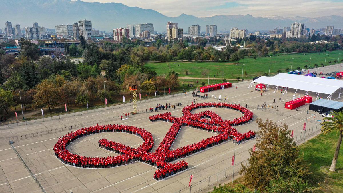 Chile forma la bicicleta humana más grande del mundo