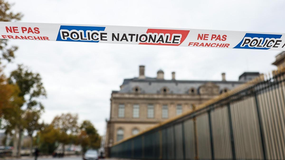 El domingo 19 de octubre, unos ladrones robaron joyas del Museo del Louvre de París.