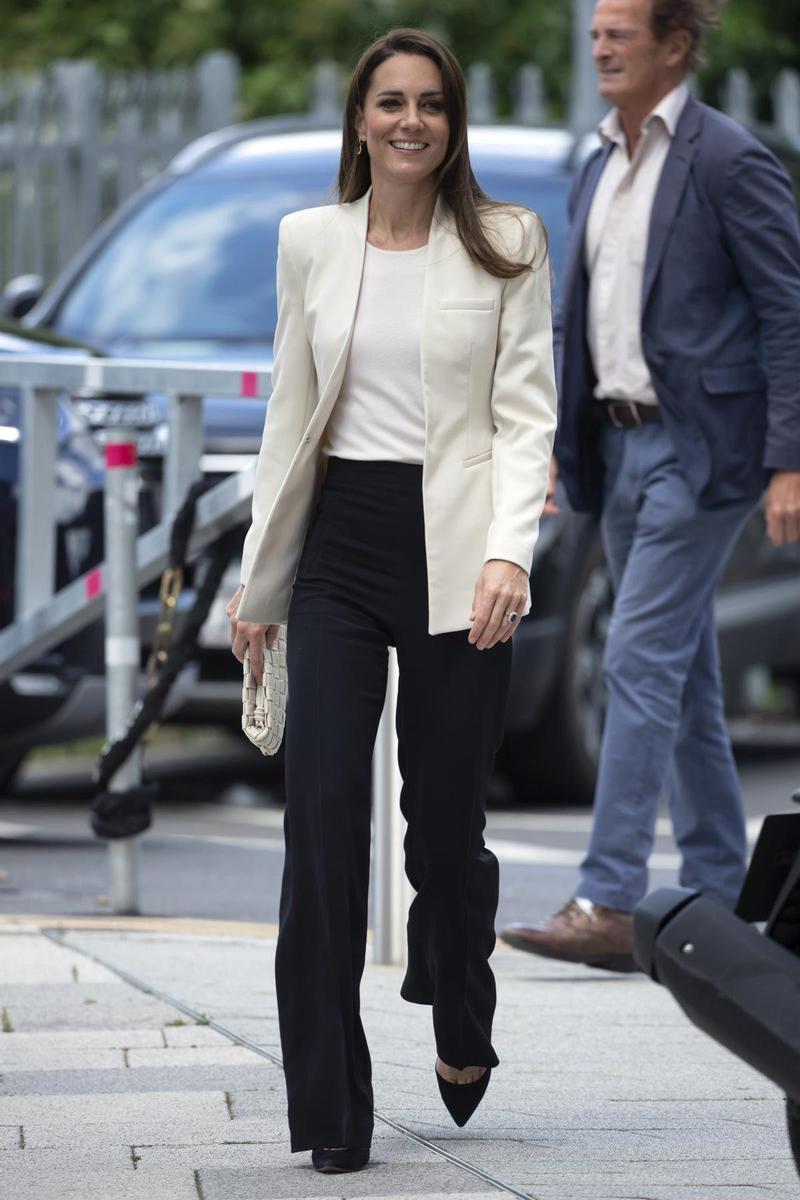 Kate Middleton logra con una blazer blanca de Zara y un bolso de Massimo  Dutti un look working perfecto - Woman