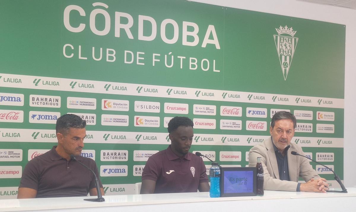 Juan Gutiérrez, Diarra y Antonio Ferrnández Monterrubio, en su presentación como nuevo jugador del Córdoba CF.
