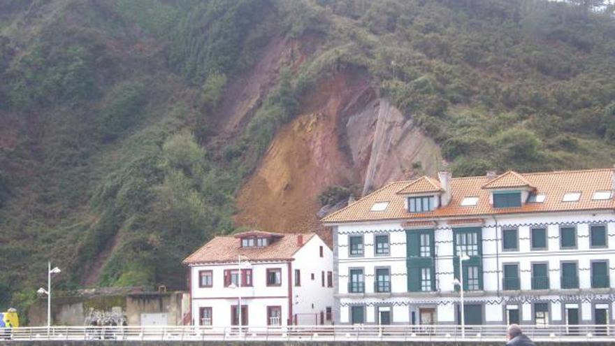 La casa afectada en la calle Astilleros de Candás, con las tierras desprendidas detrás.