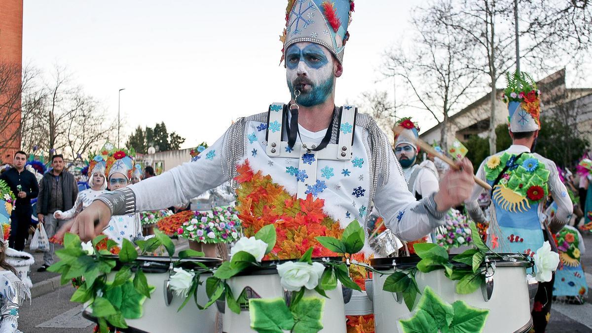 Un integrante de una comparsa en el desfile de Carnaval de Cáceres de 2019.