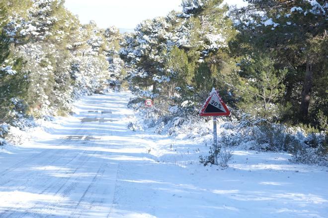 La nieve cubre de blanco el Xorret de Catí