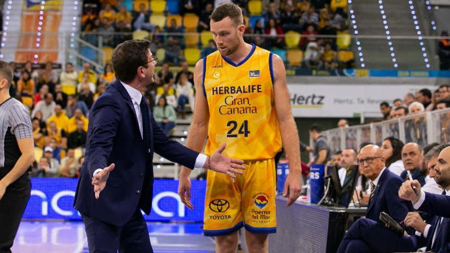 Katsikaris y Matt Costello en el partido contra el Bilbao Basket