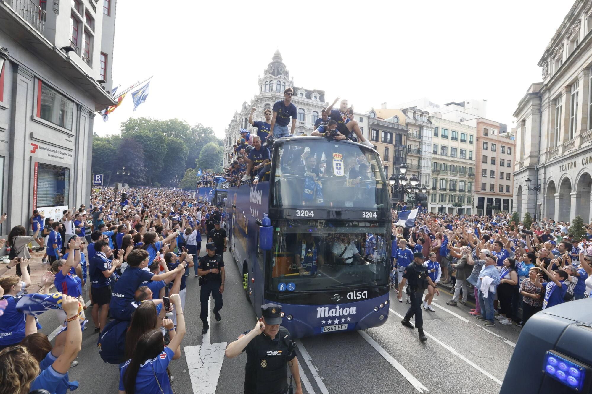 Locura azul en las calles de Oviedo para celebrar el ascenso del equipo a Primera División