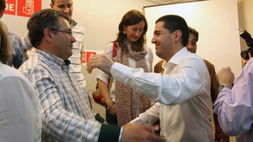 Antonio Francés se abraza con compañeros socialistas y de la candidatura.