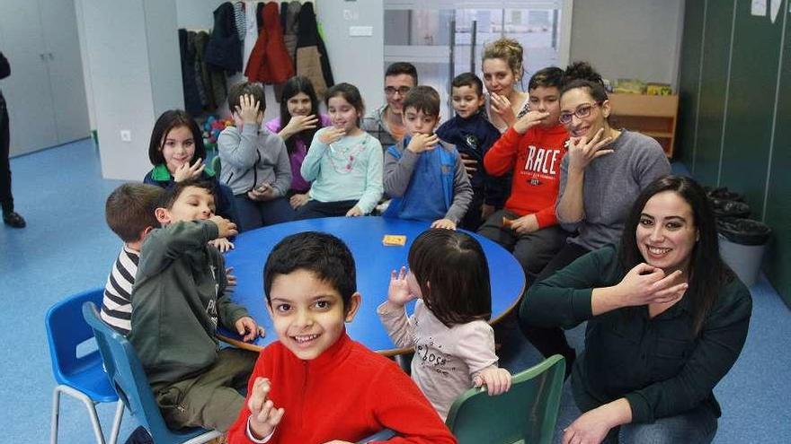 Los niños del centro cívico As Termas saludan en lengua de signos. // Iñaki Osorio