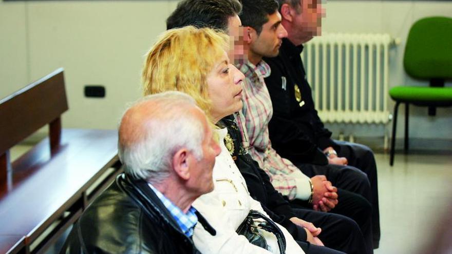 Los tres condenados, custodiados por la Policía, ayer, en la vista de conformidad.  // Jesús de Arcos