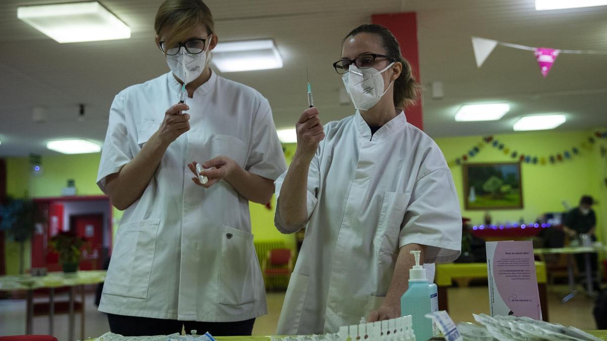 Detección de la Covid en aerosoles: investigadores valencianos desarrollan un sistema que mide la presencia del virus en el aire. En la imagen, los sanitarias con la vacuna de la covid.
