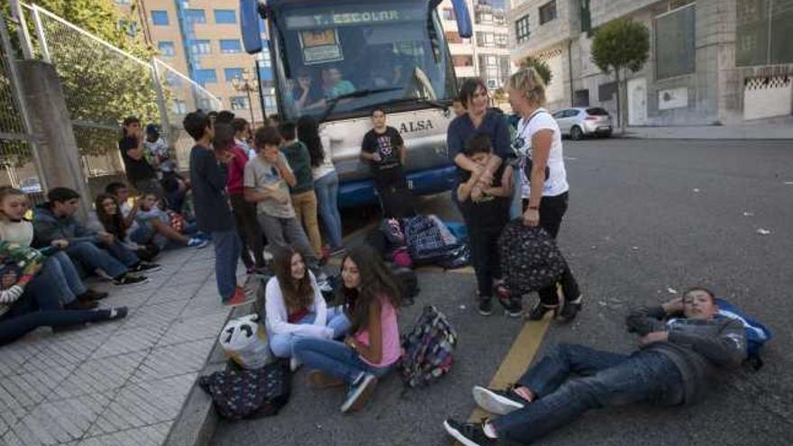 Los alumnos y las familias, ayer, bloqueando la salida del autobús desde el Instituto de La Ería.