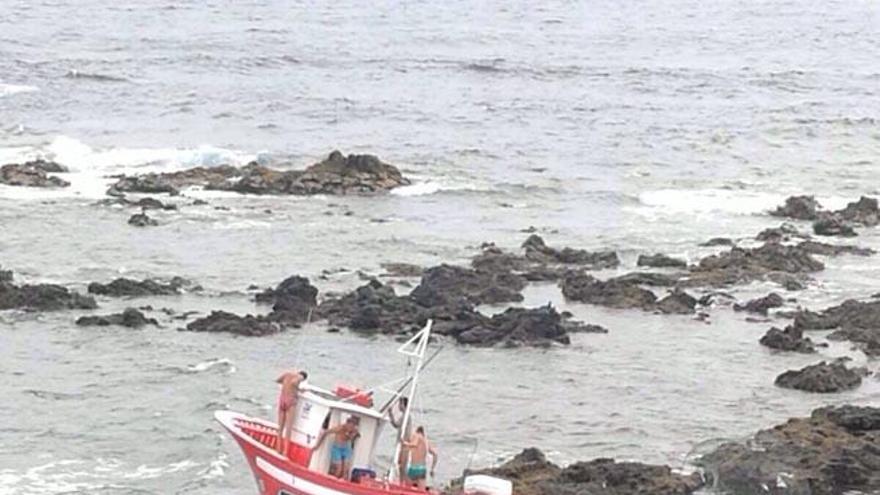 Acusan a Salvamento Marítimo de negarse a rescatar un pesquero encallado en Tenerife
