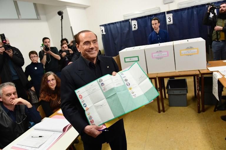 Silvio Berlusconi acude a votar en su colegio electoral.