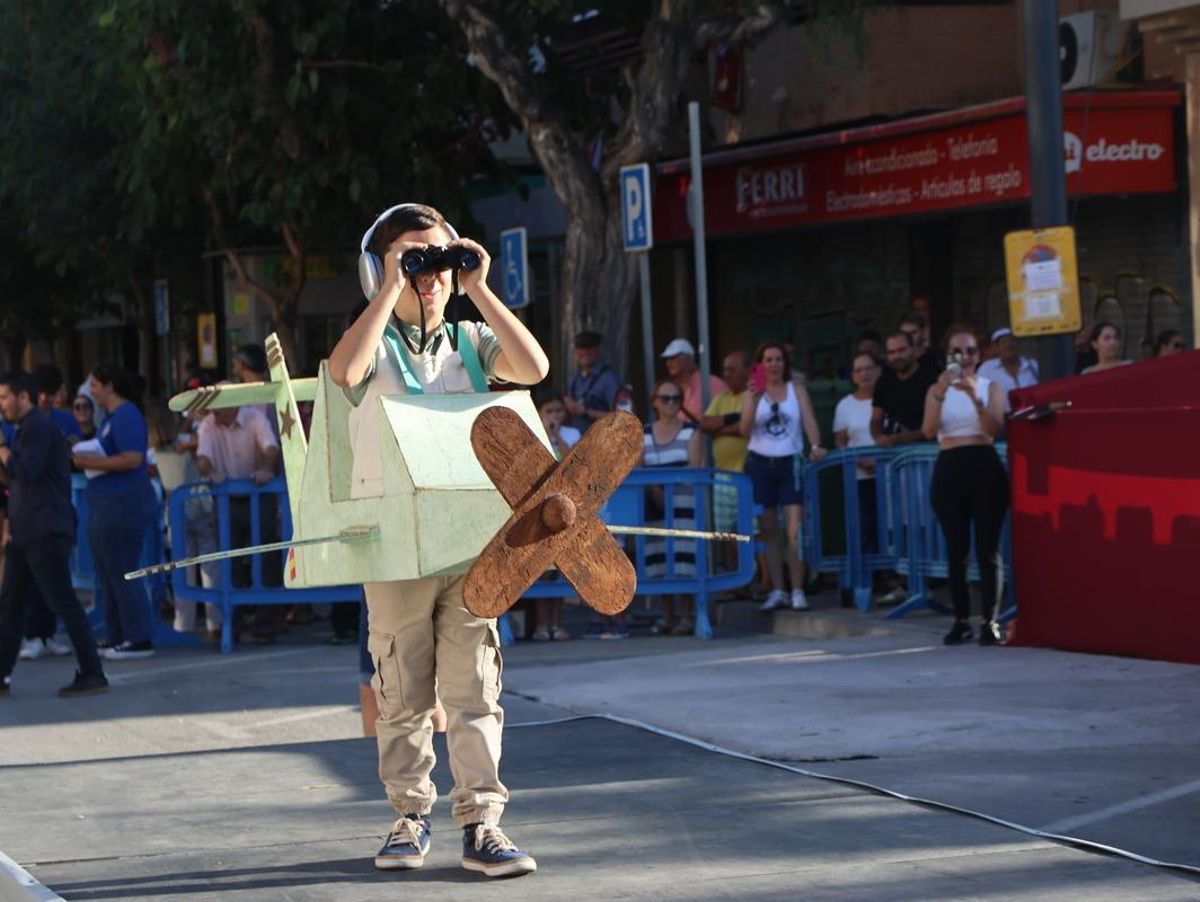 Félix Rodríguez de la Fuente observando aves rapaces