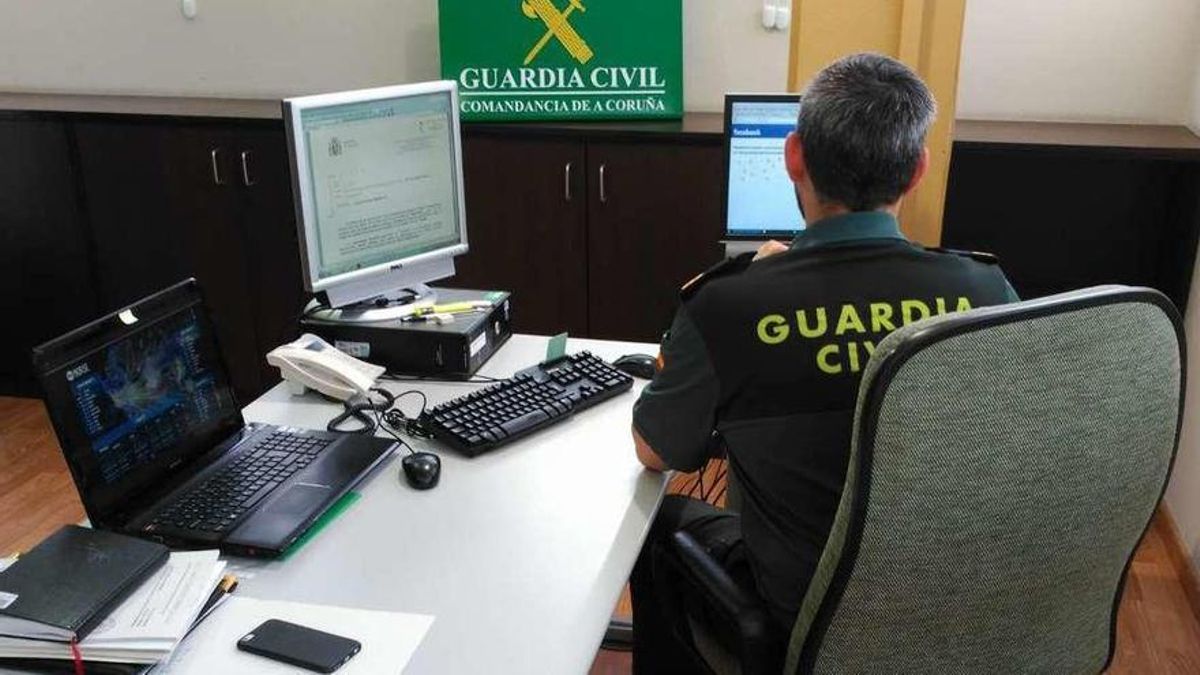 Un miembro del Equipo de Estafas Telemáticas de la Guardia Civil.