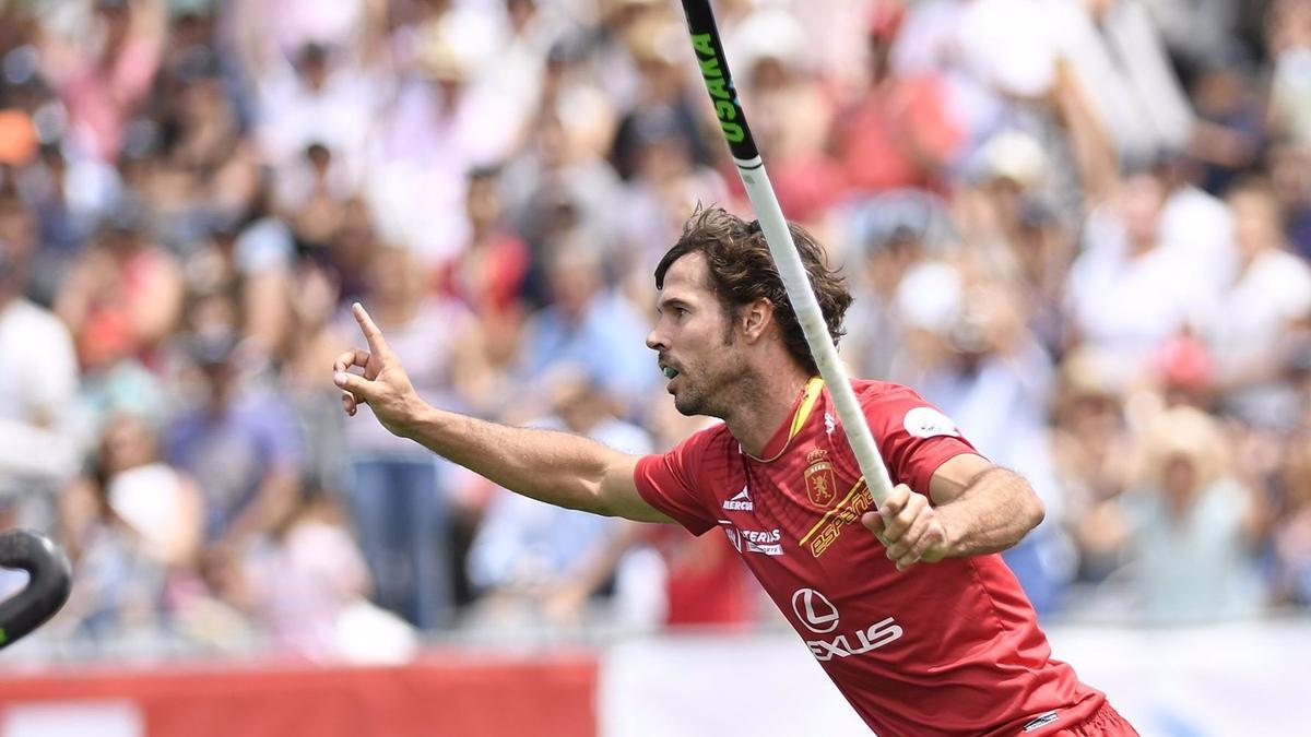 Pau Quemada celebra un gol con la selección española de hockey sobre hierba.