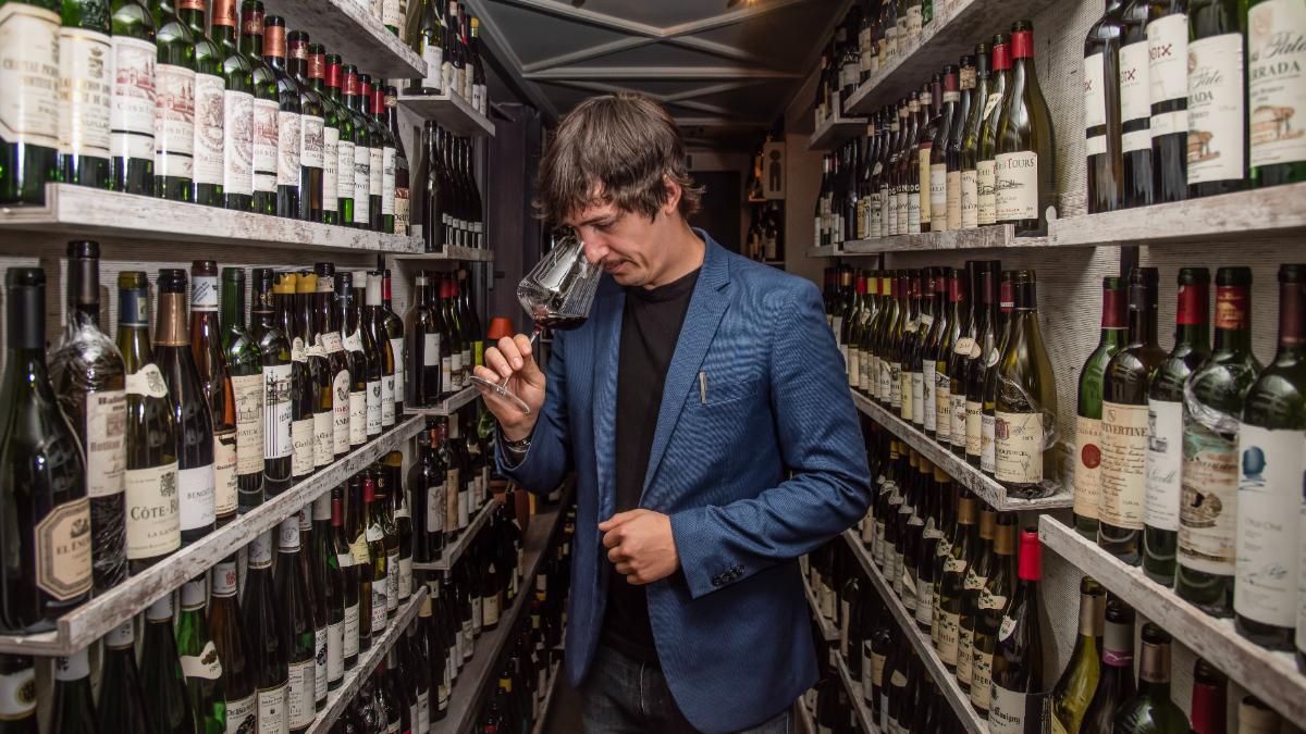 Mario Ayllón, Wine Director de Berria y uno de los sumilleres más reconocidos del panorama nacional, dirige una bodega con más de 3.100 referencias y 120 vinos por copas en pleno corazón de Madrid.