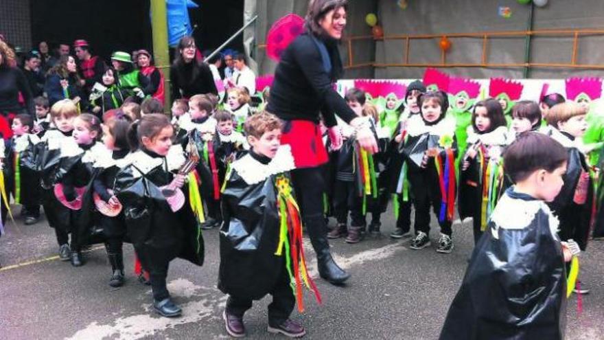 Los niños del Alejandro Casona, en Cangas del Narcea, disfrazados. / pepe rodríguez
