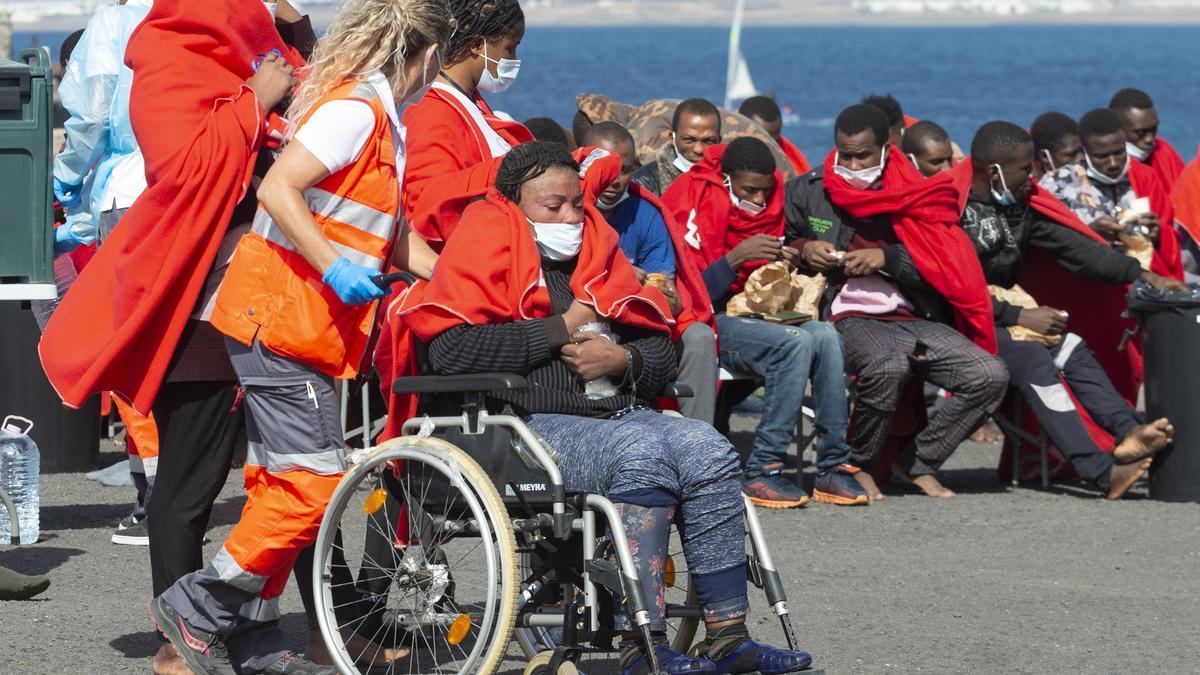 Inmigrantes en el antiguo Muelle Comercial de Arrecife tras ser rescatados en la madrugada del lunes por Salvamento Marítimo.