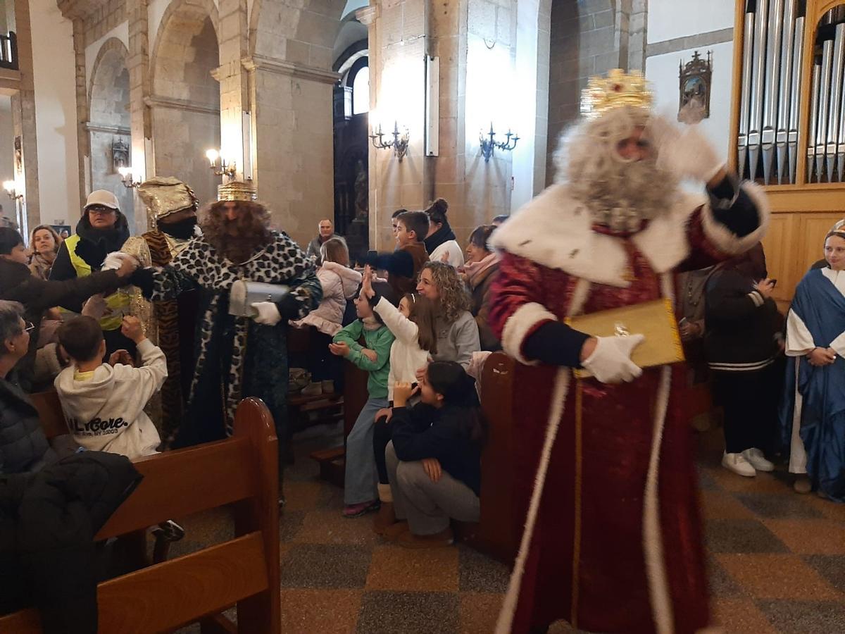 Los Reyes Magos llegan a la Pola para adorar al Niño Jesús y recibir a los pequeños