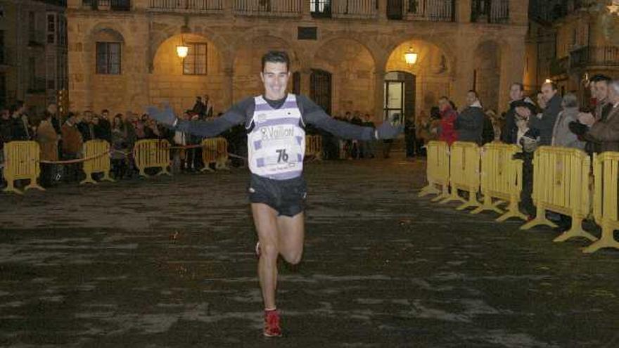 El atleta zamorano Fernando Lorenzo levanta los brazos para celebrar su triunfo en la categoría absoluta