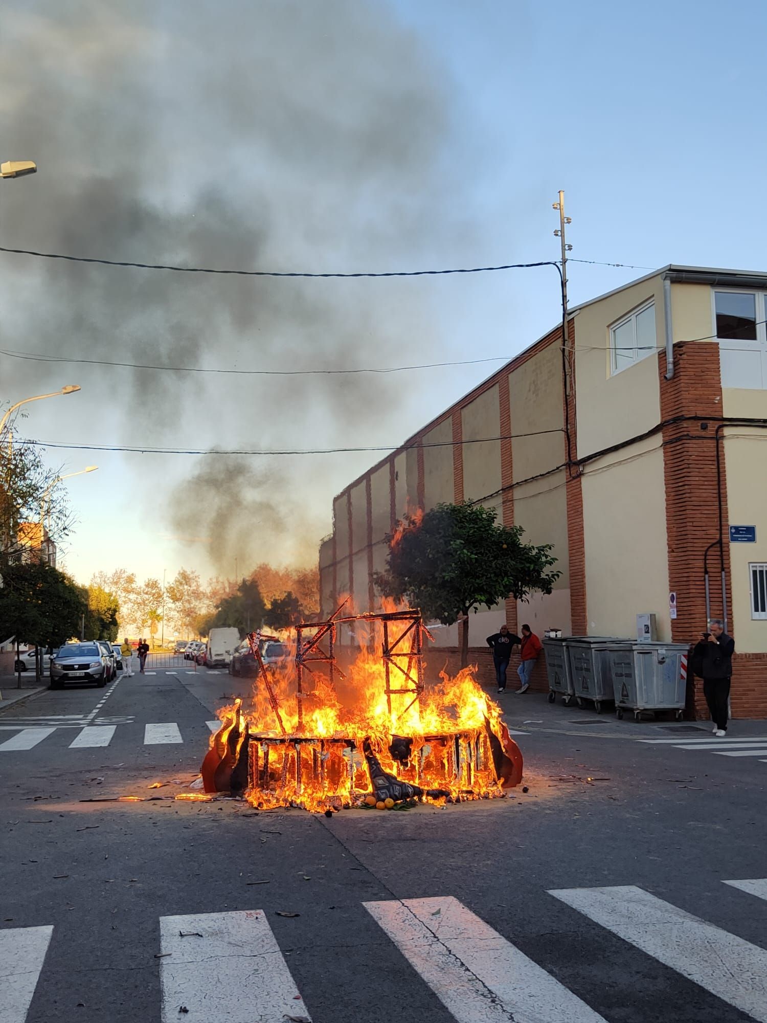 Así se ha plantado y quemado el Pi de Nadal, la última falla de 2023