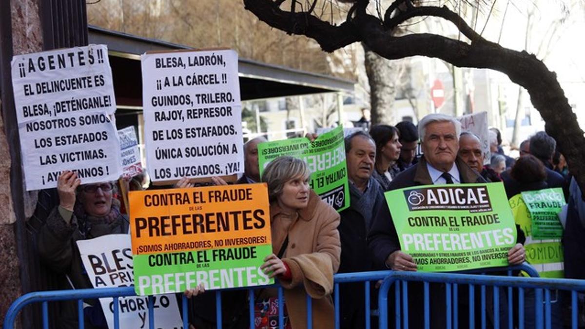 Protesta de afectados por las preferentes frente a la Audiencia Nacional, el pasado 3 de marzo, cuando salía de declarar el expresidente de Caja Madrid Miguel Blesa.