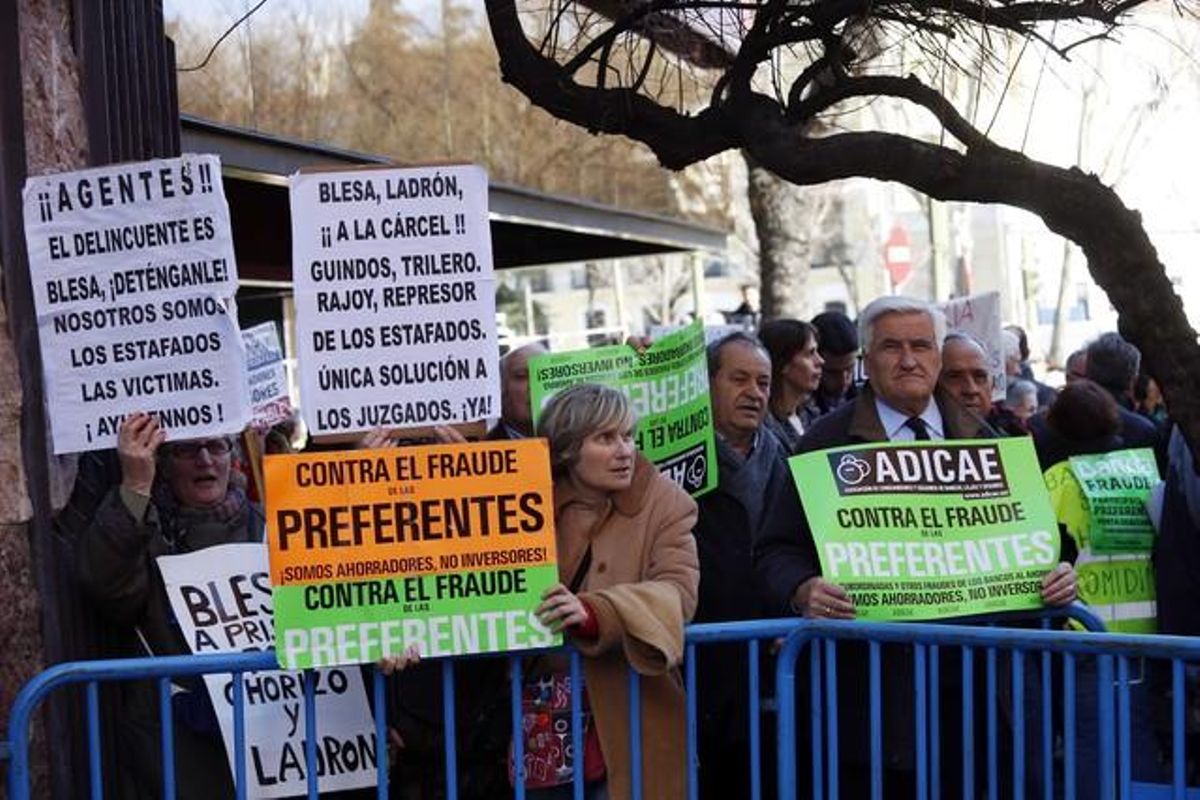 Protesta d’afectats per les preferents davant de l’Audiència Nacional, el 3 de març passat, quan sortia de declarar l’expresident de Caja Madrid Miguel Blesa.
