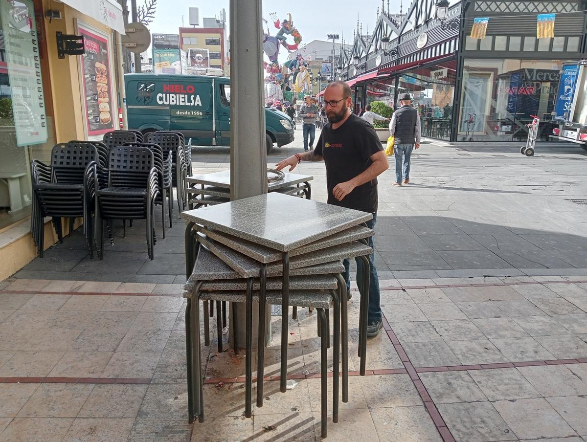 Santi, de El Colmadito, prepara la terraza para abrir el negocio