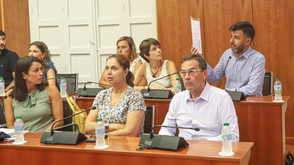 José Aix, concejal de Ciudadanos en Orihuela, mostrando un documento en una sesión plenaria
