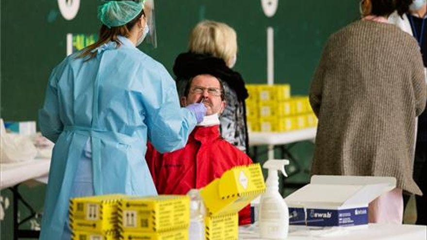 Un ciudadano se somete a un test para detectar el virus SARS COV-2 en un cribado poblacional en Córdoba.