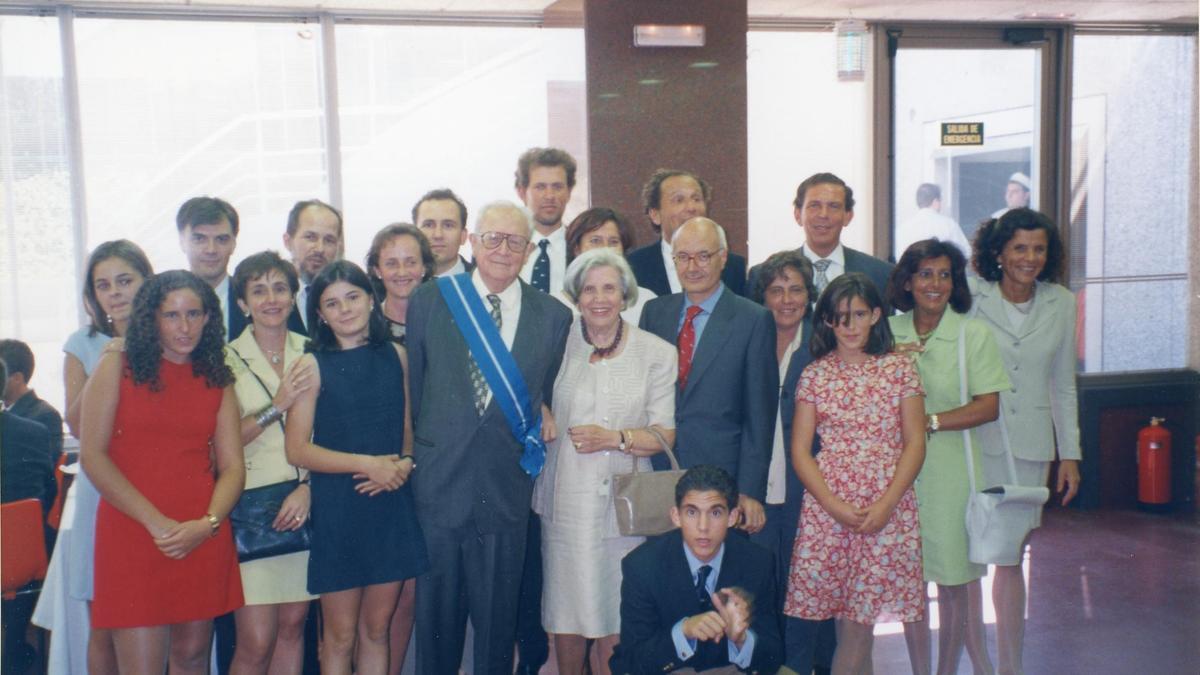 Ignacio Larramendi con su mujer, Lourdes Martínez, sus nueve hijos y familia política  tras la ceremonia de entrega de la Gran Cruz de la Orden del Mérito Civil en 1998.