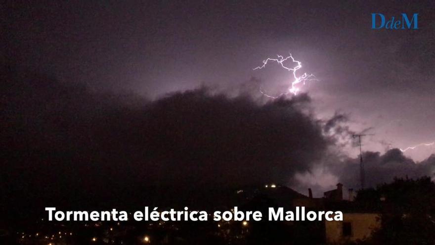 An die 2.000 Blitze gingen Sonntagnacht auf Mallorca nieder.