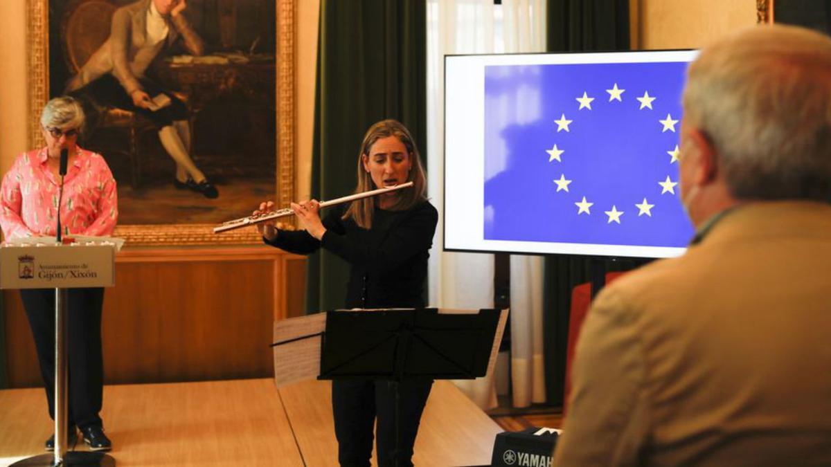 Ana González escucha la interpretación del himno.