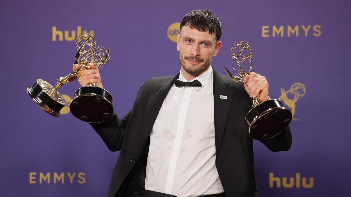 Los ganadores de los premios Emmy 2024. Richard Gadd recoge su Emmy a mejor guion de una serie o película limitada o de antología (Mi reno de peluche)