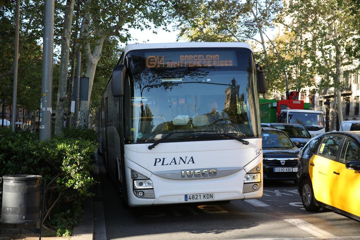 Un bus interurbano, detenido en la Gran Via de Barcelona, este miércoles