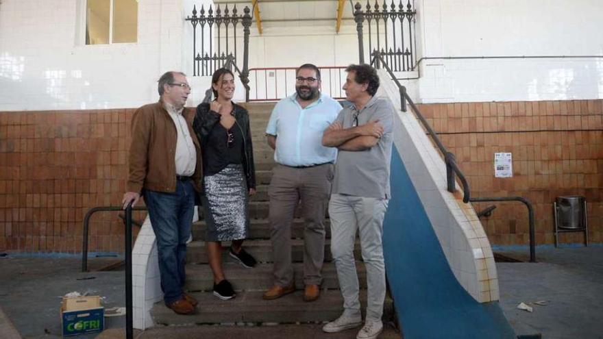 Miembros del gobierno municipal y el arquitecto director de la obra en el mercado ayer. // Noé Parga