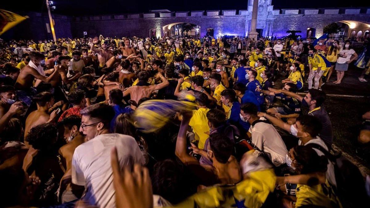 La afición del Cádiz celebrando el ascenso