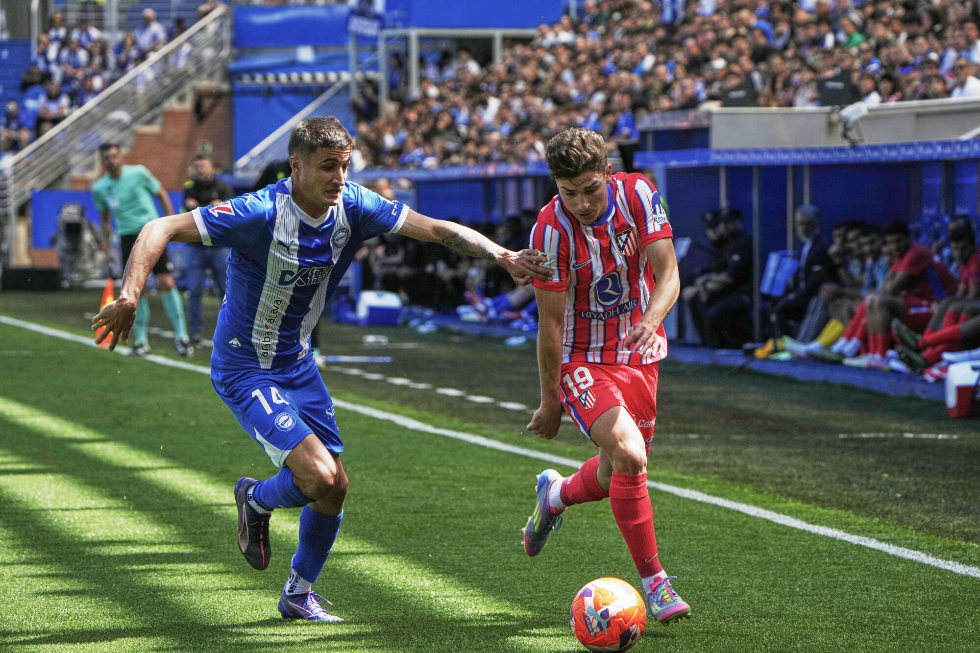 VITORIA-GASTEIZ, 03/05/2025.- Julián Álvarez (d), del Atlético de Madrid, lucha por el balón con Nahuel Tenaglia, del Deportivo Alavés, durante el partido de LaLiga que enfrentó a sus equipos este sábado en el estadio de Mendízorrotza en Vitoria-Gasteiz.   EFE/ Adrián Ruiz Hierro