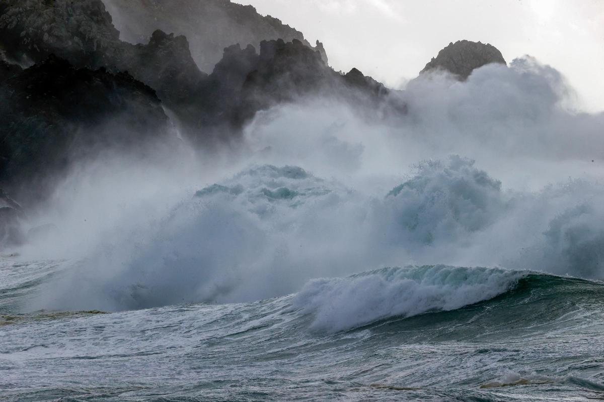El temporal mantiene en alerta Galicia por nieve y olas de hasta 8 metros
