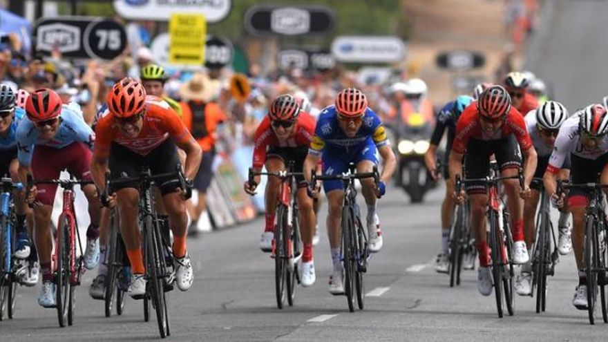 Imagen del sprint final con Luis León Sánchez el primero por la izquierda