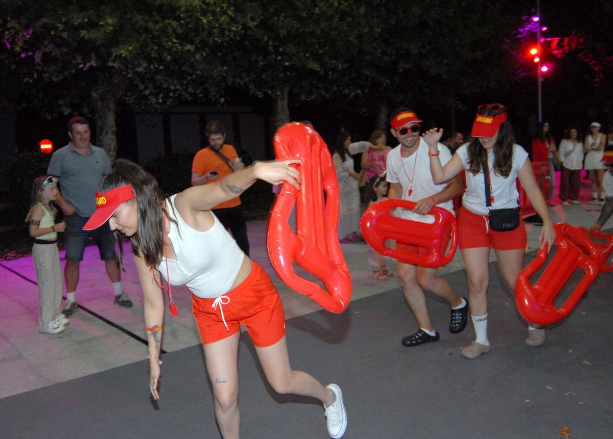 Participantes del desfile de disfraces del Entroido de Verán de A Bandeira celebrado este sábado.
