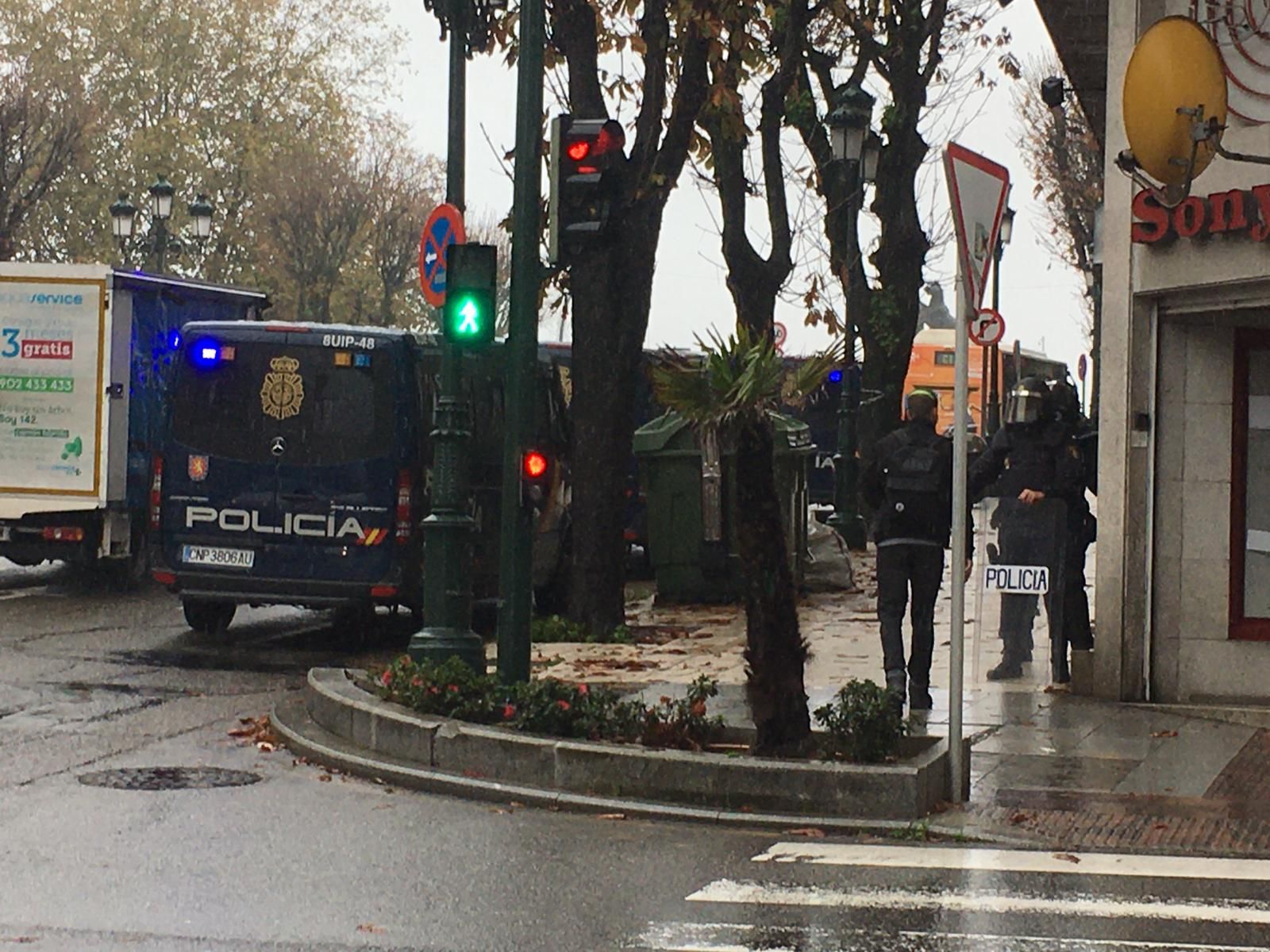 La Policía Nacional interviene en el desalojo de un edificio okupa en Vigo