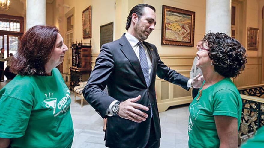 Educación te quiere antes en sujetador que con camiseta verde